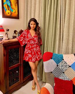 Anushka Sen feet photo thumbnail