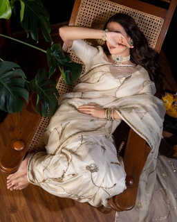 Dia Mirza feet photo thumbnail
