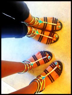 Kaley Cuoco feet photo thumbnail