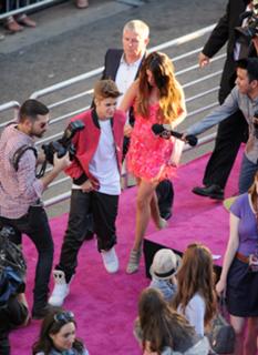 Selena Gomez feet photo thumbnail