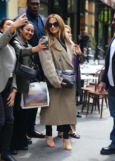 Jennifer Lopez feet photo thumbnail