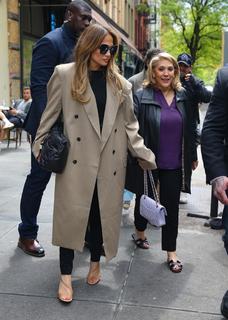 Jennifer Lopez feet photo thumbnail