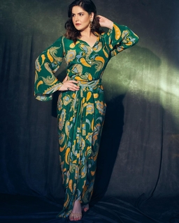 Zareen Khan feet photo thumbnail