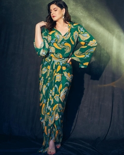 Zareen Khan feet photo thumbnail