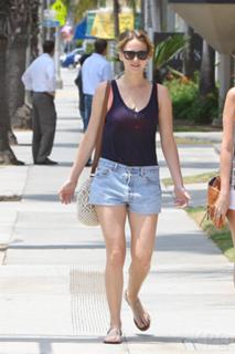 Jennifer Lawrence feet photo thumbnail