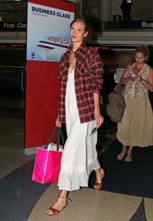Karlie Kloss feet photo thumbnail