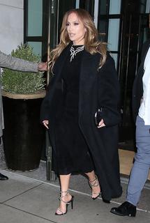 Jennifer Lopez feet photo thumbnail