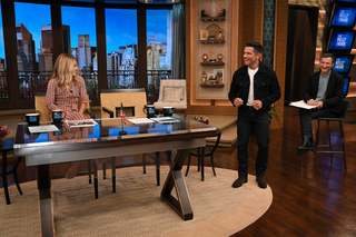 Kelly Ripa feet photo thumbnail