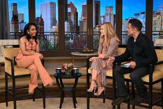 Kelly Ripa feet photo thumbnail
