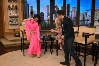 Kelly Ripa feet photo thumbnail