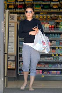 Mila Kunis feet photo thumbnail