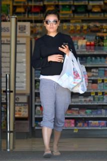 Mila Kunis feet photo thumbnail