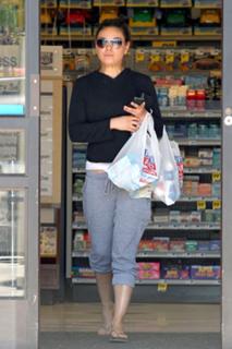 Mila Kunis feet photo thumbnail