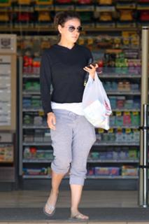 Mila Kunis feet photo thumbnail
