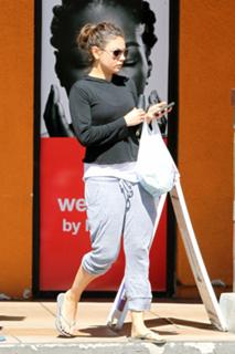Mila Kunis feet photo thumbnail