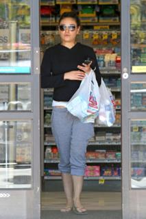 Mila Kunis feet photo thumbnail