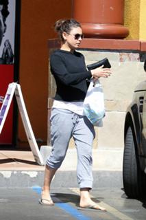 Mila Kunis feet photo thumbnail