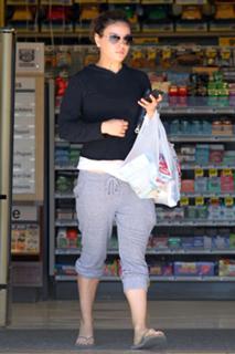 Mila Kunis feet photo thumbnail