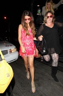 Selena Gomez feet photo thumbnail