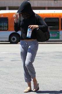 Mila Kunis feet photo thumbnail