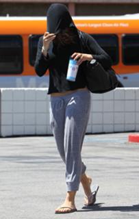 Mila Kunis feet photo thumbnail