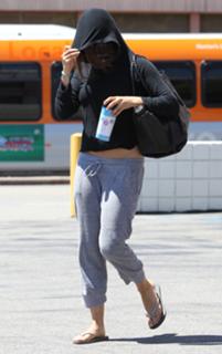 Mila Kunis feet photo thumbnail