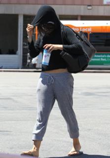Mila Kunis feet photo thumbnail