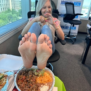 Kyle Unfug feet photo thumbnail