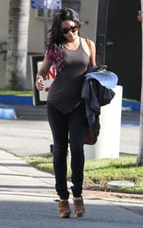 Vanessa Hudgens feet photo thumbnail