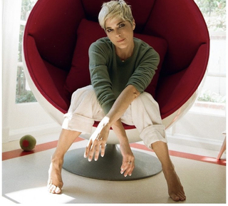 Selma Blair feet photo thumbnail