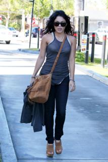 Vanessa Hudgens feet photo thumbnail