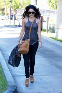 Vanessa Hudgens feet photo thumbnail