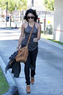 Vanessa Hudgens feet photo thumbnail