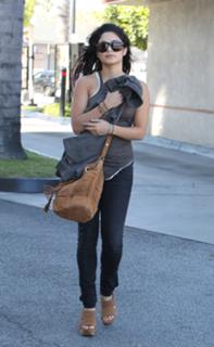 Vanessa Hudgens feet photo thumbnail