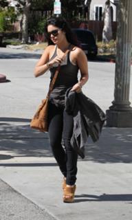 Vanessa Hudgens feet photo thumbnail
