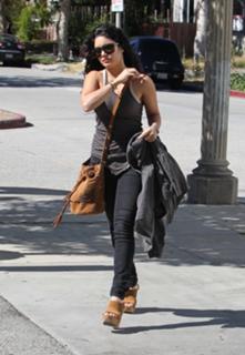 Vanessa Hudgens feet photo thumbnail