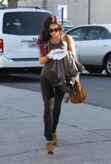 Vanessa Hudgens feet photo thumbnail