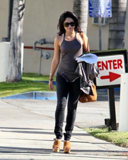 Vanessa Hudgens feet photo thumbnail