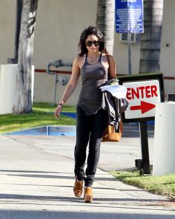 Vanessa Hudgens feet photo thumbnail