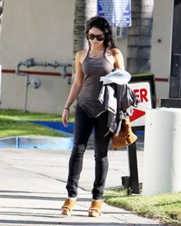 Vanessa Hudgens feet photo thumbnail