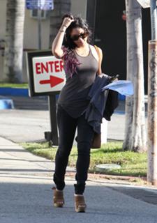 Vanessa Hudgens feet photo thumbnail