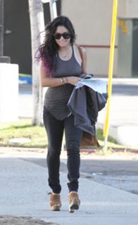 Vanessa Hudgens feet photo thumbnail