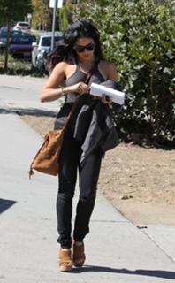 Vanessa Hudgens feet photo thumbnail