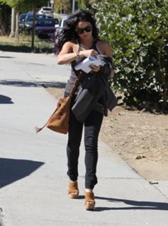 Vanessa Hudgens feet photo thumbnail
