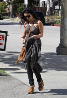 Vanessa Hudgens feet photo thumbnail