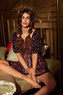 Kriti Sanon feet photo thumbnail