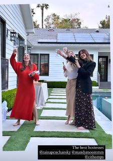 Mandy Moore feet photo thumbnail