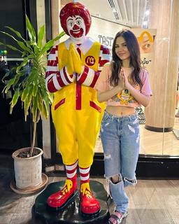 Victoria Justice feet photo thumbnail