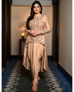 Zareen Khan feet photo thumbnail