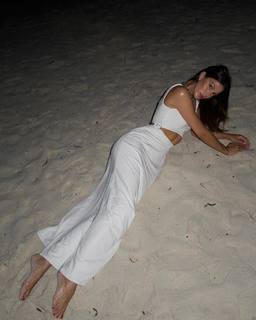 Iris Mittenaere feet photo thumbnail
